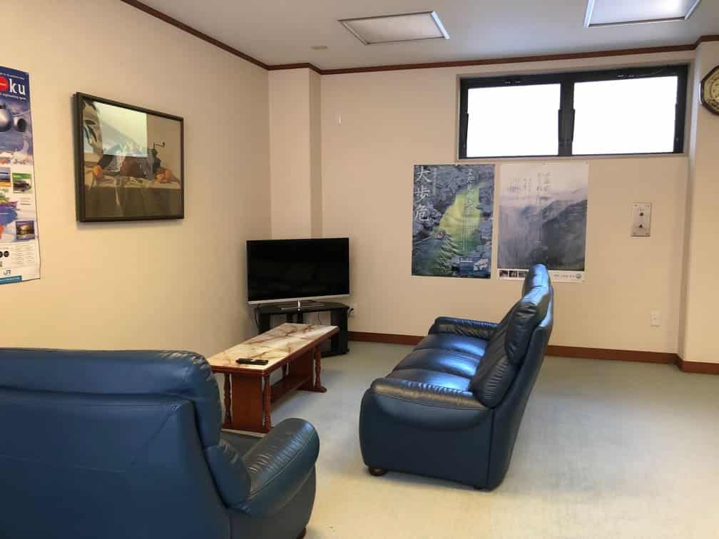 Hotel Kazurabashi. Saloncito para ver la televisión