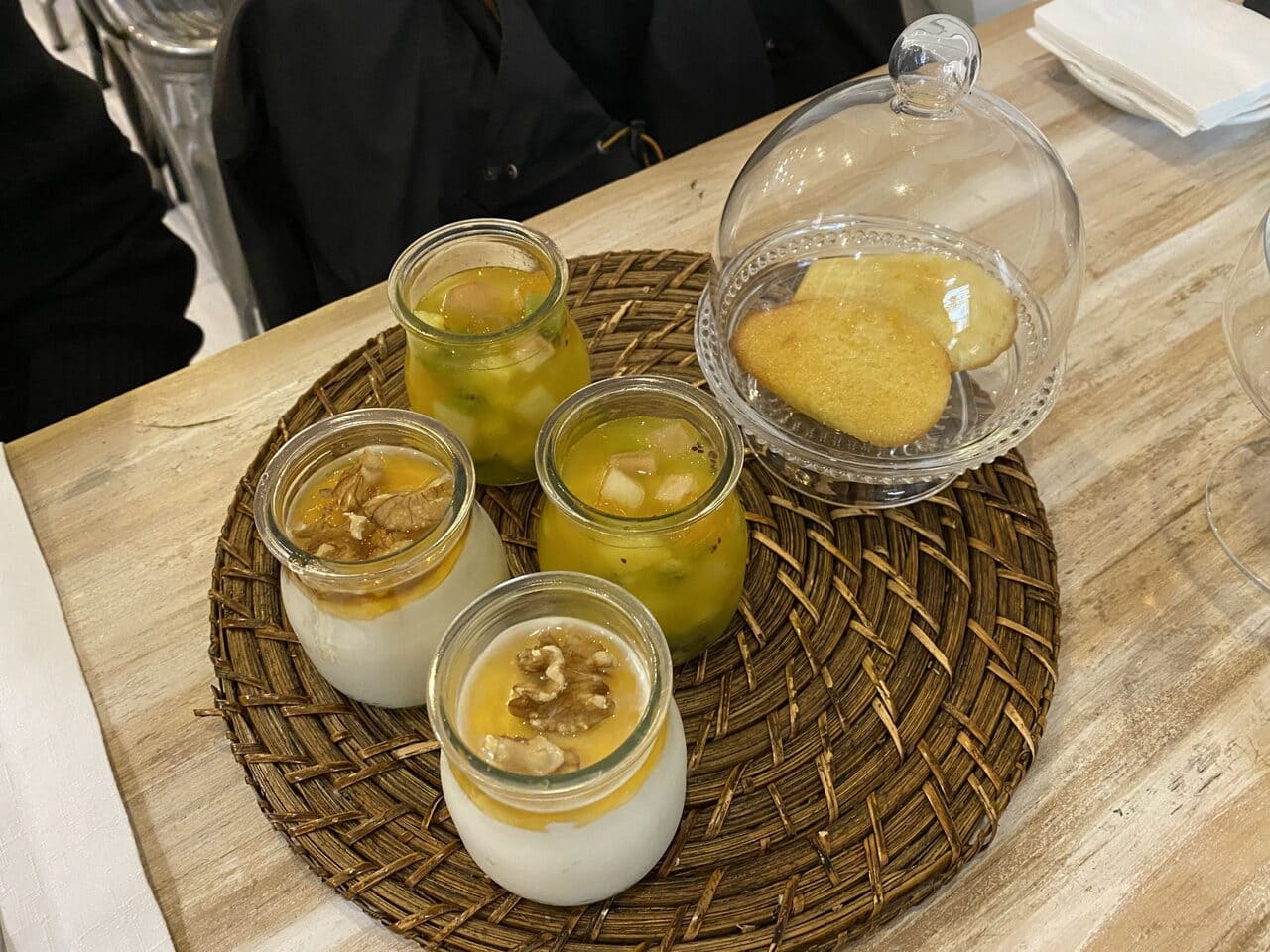 Macedonia de frutas y yogur natural con miel y nueces