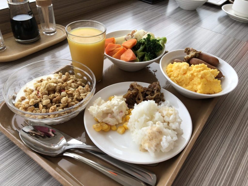 Bandeja en el buffet de desayuno