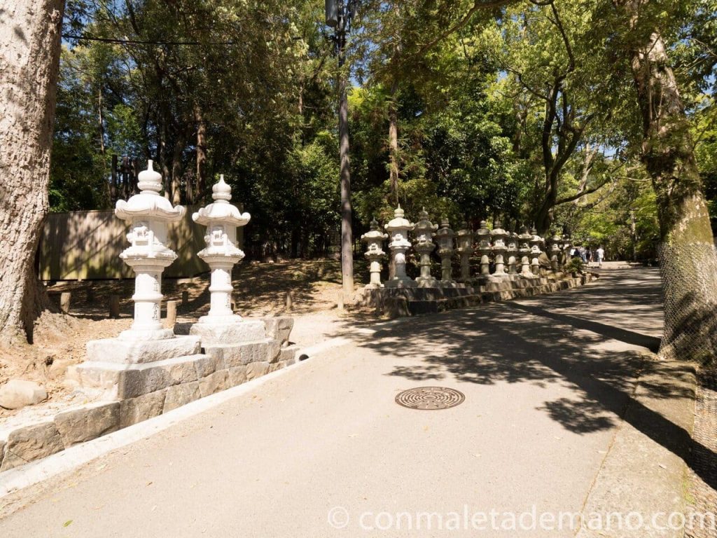 Camino de faroles de piedra para llegar al Santuario Kasuga Taisha, en Nara