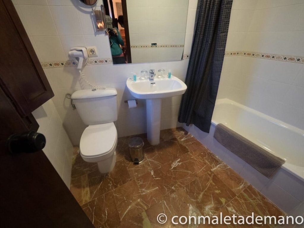 Baño de la habitación del Hotel Posada de las Cuevas