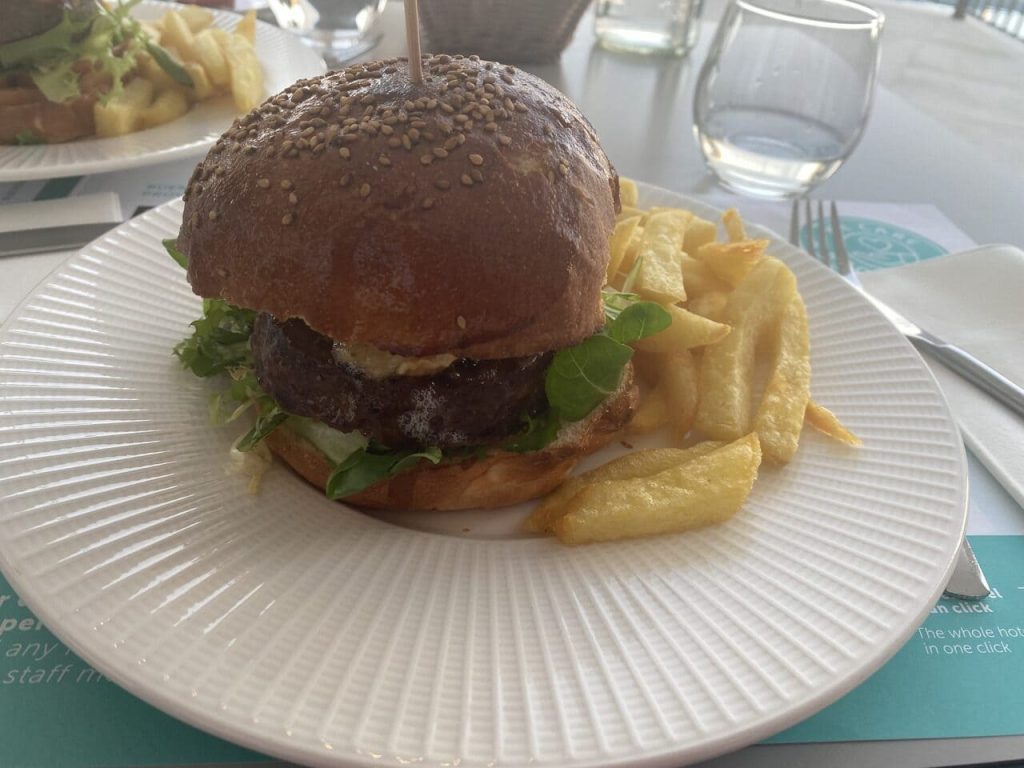 Hamburguesa en el restaurante del hotel