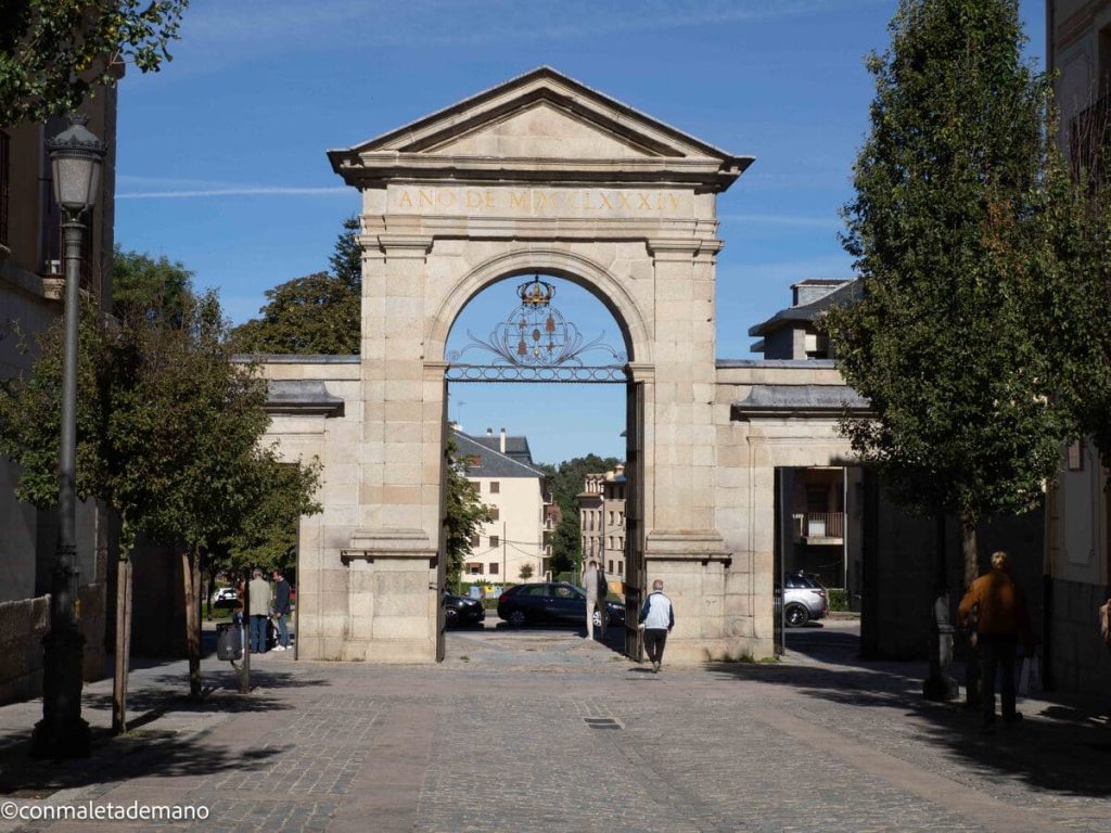 Puerta de la Reina, una de las cosas que ver en el Real Sitio de San Ildefonso, en Segovia