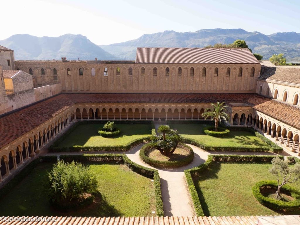Vista del claustro de la Catedral de Monreale desde la terraza, Sicilia